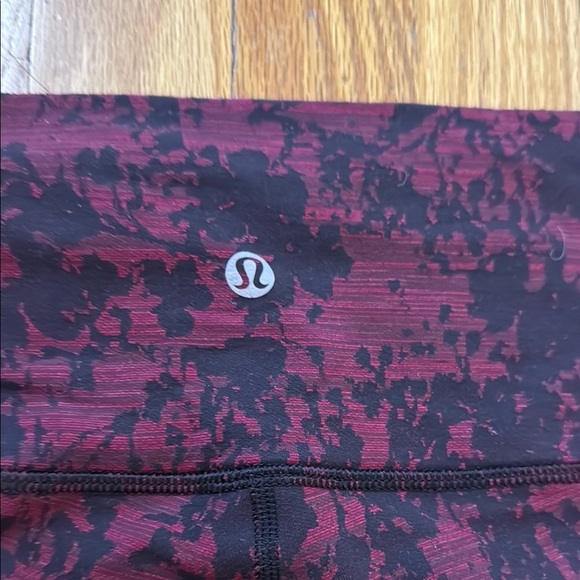Lululemon 8 Wunder Under Crop (Hi-Rise) 21"
Scatter Blossom Jacquard Garnet Blk - Picture 5 of 12